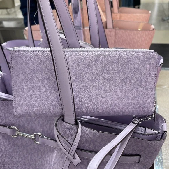 MICHAEL KORS Jet Set Lg Signatu Logo Continental Wallet Wristlet Phone
Lt Quartz - Picture 6 of 16